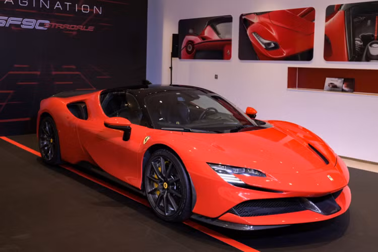 Ferrari SF90 Stradale được trang bị động cơ xăng V8, tăng áp, dung tích 4.0 lít, sản sinh công suất tối đa 769 mã lực và mô-men xoắn cực đại 800 Nm.