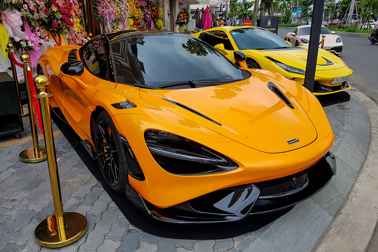 Còn siêu xe McLaren 765LT sở hữu khối động cơ V8, tăng áp kép, dung tích 4.0 lít, sản sinh công suất tối đa 755 mã lực và mô-men xoắn cực đại 800 Nm. Phiên bản giới hạn của siêu xe McLaren 720S chỉ mất thời gian 2,7 giây để tăng tốc lên 97 km/h từ vị trí xuất phát trước khi đạt vận tốc tối đa 330 km/h.