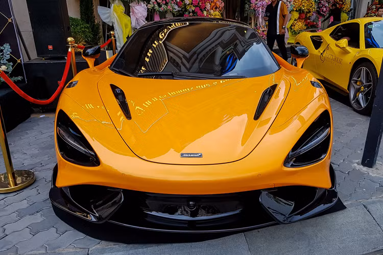 Chiếc siêu xe McLaren 720S độ N-Largo độc nhất Việt Nam còn được trang bị ống xả độ Frequency Intelligent Exhaust nhằm giúp xe tăng thêm 8% công suất ở động cơ, nên nhiều khả năng xe 720S này có công suất tận 766 mã lực.