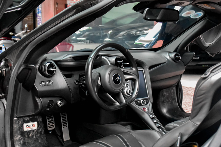 Chưa hết, các chi tiết độ còn mang đến ngoại hình khác biệt so với xe tiêu chuẩn từ nắp capô lấy cảm hứng từ bom tấn McLaren Senna, cản trước và hốc gió mạnh mẽ...