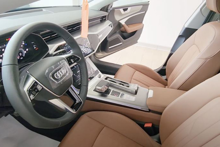 Về nội thất, bên trong khoang cabin của A7 Sportback mới vẫn sở hữu những trang bị tiện ích cao cấp, hiện đại như: 3 màn hình lớn ở phía trước, màn hình chính có kích thước 10,1 inch, hỗ trợ Apple CarPlay/Android Auto không dây. Hệ thống âm thanh là Bang &amp; Olufsen 16 loa 3D. Cốp xe mở điện, có đá cốp mở rảnh tay…