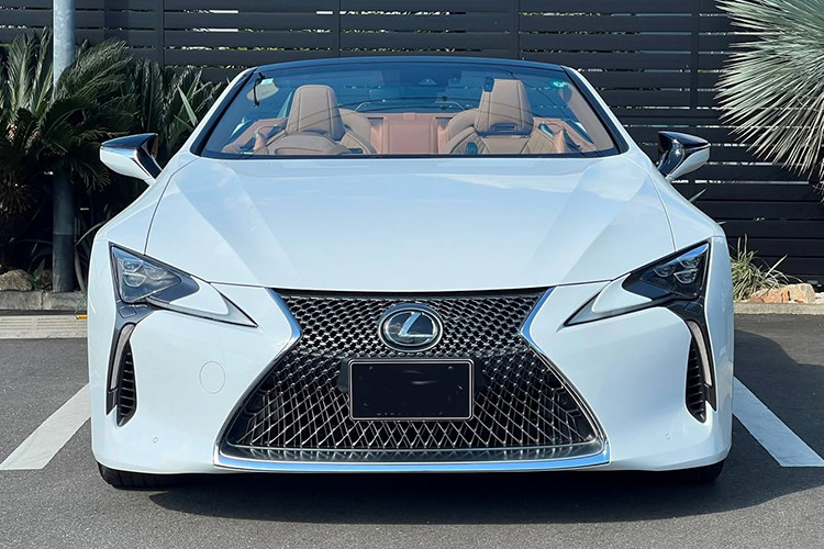 Mức giá xe Lexus LC 500 Convertible 2021 dù chưa được tiết lộ kể từ khi về Việt Nam, nhưng có thể khẳng định để sở hữu được siêu phẩm 2 cửa tới từ Nhật Bản này, đại gia Việt sẽ phải chi ra số tiền không dưới 10 tỷ đồng.