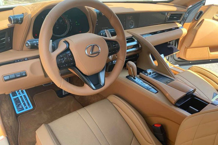 Bên trong khoang lái của chiếc Lexus LC 500 Convertible mang biển số tỉnh Bình Thuận nổi bật với ghế và táp lô bọc da hai màu tương phản là nâu và đen, bảng đồng hồ là màn hình màu TFT và bảng điều khiển tích hợp màn hình cảm ứng 10.3 inch tích hợp giao diện Remote Touch có thể kết nối Apple CarPlay và Android Auto.