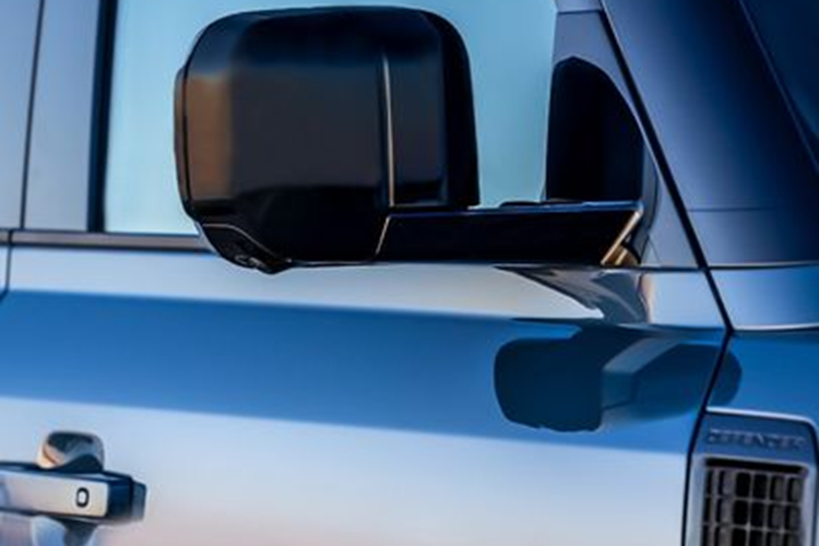 Land Rover không công bố hình ảnh nội thất nhưng cho biết Defender Beach Break có ghế Light Cloud và Lunar Resist. Khu vực mặt taplo nổi bật với cụm đồng hồ kỹ thuật số 12,3 inch, hệ thống thông tin giải trí 11,4 inch và hệ thống âm thanh Meridian.