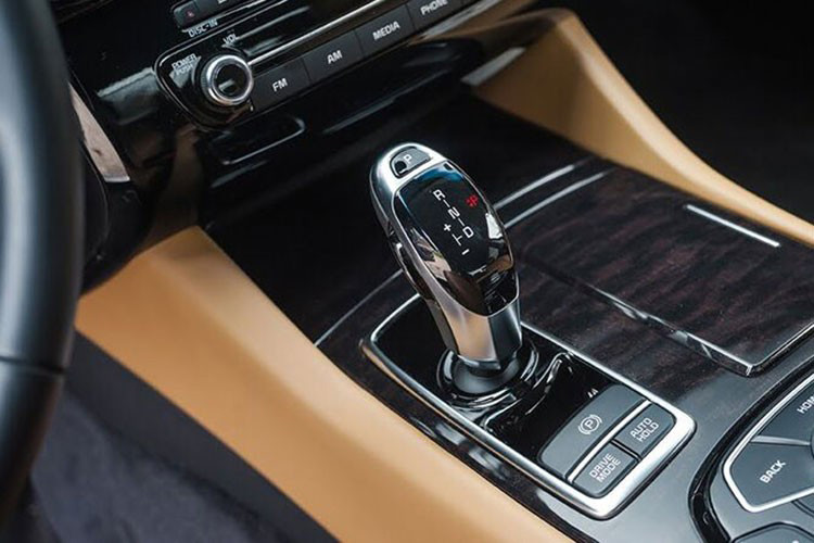 Ghế lái của xe chỉnh điện 16 hướng, nhớ 2 vị trí cùng khả năng sưởi, thông gió 3 cấp độ. Cửa sổ trời toàn cảnh. Người ngồi có thể điều chỉnh ghế tới-lui và massage lưng. Bảng điều khiển ở giữa hàng ghế sau đầy đủ những chức năng như giải trí, điều hòa, ghế ngồi hay rèm cửa. Tất cả cửa xe đều là cửa hít tự động.