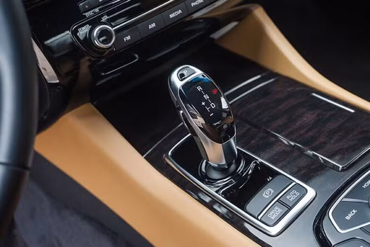 Ghế lái của xe chỉnh điện 16 hướng, nhớ 2 vị trí cùng khả năng sưởi, thông gió 3 cấp độ. Cửa sổ trời toàn cảnh. Người ngồi có thể điều chỉnh ghế tới-lui và massage lưng. Bảng điều khiển ở giữa hàng ghế sau đầy đủ những chức năng như giải trí, điều hòa, ghế ngồi hay rèm cửa. Tất cả cửa xe đều là cửa hít tự động.