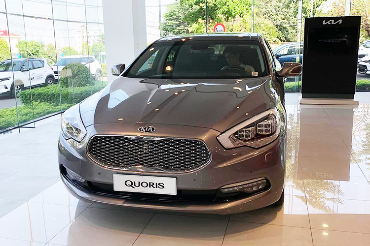 So với những mẫu Kia thế hệ mới hiện nay, Quoris có thiết kế khác hẳn bởi vẫn theo phong cách cũ với nhiều đường nét bo tròn. Xe được trang bị đèn trước/sau LED hoàn toàn, đèn pha có thể tự động điều chỉnh góc chiếu. Bộ vành đa chấu kích thước 19 inch.