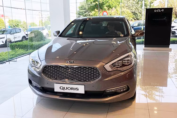So với những mẫu Kia thế hệ mới hiện nay, Quoris có thiết kế khác hẳn bởi vẫn theo phong cách cũ với nhiều đường nét bo tròn. Xe được trang bị đèn trước/sau LED hoàn toàn, đèn pha có thể tự động điều chỉnh góc chiếu. Bộ vành đa chấu kích thước 19 inch.