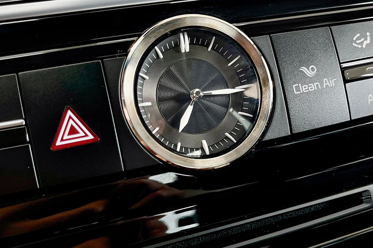 Bên trong của mẫu xe sedan hạng sang Kia Quoris còn được trang bị đến 3 màn hình giải trí, một ở trung tâm và hai màn hình còn lại ở tựa đầu hàng ghế trước, tất cả đều chung kích thước 9,2 inch, đi cùng hệ thống 17 loa Harman Lexicon.