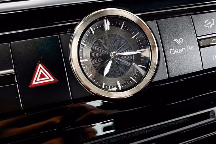 Bên trong của mẫu xe sedan hạng sang Kia Quoris còn được trang bị đến 3 màn hình giải trí, một ở trung tâm và hai màn hình còn lại ở tựa đầu hàng ghế trước, tất cả đều chung kích thước 9,2 inch, đi cùng hệ thống 17 loa Harman Lexicon.