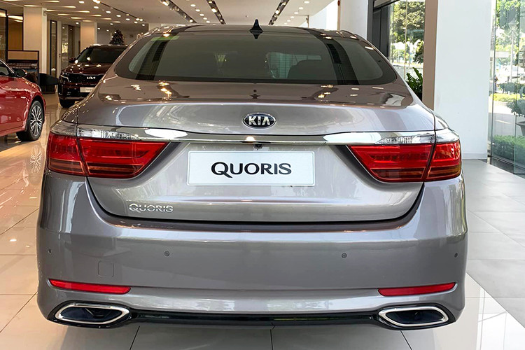 Xe được trang bị hệ thống treo khí nén điện tử, tự động điều chỉnh 3 mức độ tùy theo điều kiện mặt đường. Các tính năng an toàn nổi bật có thể kể đến hệ thống cảnh báo điểm mù, kiểm soát hành trình thông minh, camera 360 độ cùng hệ thống 9 túi khí.