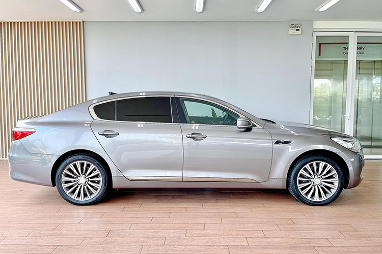 Hiện một đại lý Kia ở phía Nam đang chào bán Kia Quoris 2016 với giá chỉ 1,549 tỷ đồng, giảm tới gần 1,2 tỷ đồng so với thời điểm mở bán. Trước đây, một số đại lý từng đưa ra mức giá 1,98 tỷ đồng cho mẫu xe này (giảm 750 triệu đồng so với giá niêm yết) nhưng vẫn chưa thanh lý được hết số xe còn tồn kho. 