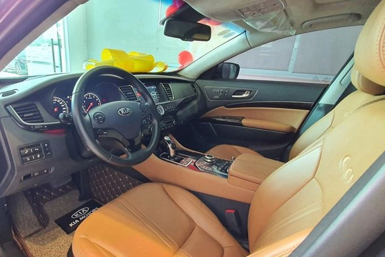 Nội thất rộng rãi, phối hợp giữa vật liệu da Nappa, gỗ, nhôm, nhựa bóng, cùng đèn nội thất có thể tùy chỉnh màu sắc. Vô-lăng chỉnh điện, nhớ vị trí, bọc da, tích hợp đầy đủ các nút bấm điều khiển nhanh, phím xoay khá đặc biệt. Cụm đồng hồ Full LCD, kích thước 12 inch.