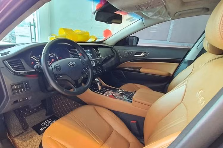 Nội thất rộng rãi, phối hợp giữa vật liệu da Nappa, gỗ, nhôm, nhựa bóng, cùng đèn nội thất có thể tùy chỉnh màu sắc. Vô-lăng chỉnh điện, nhớ vị trí, bọc da, tích hợp đầy đủ các nút bấm điều khiển nhanh, phím xoay khá đặc biệt. Cụm đồng hồ Full LCD, kích thước 12 inch.