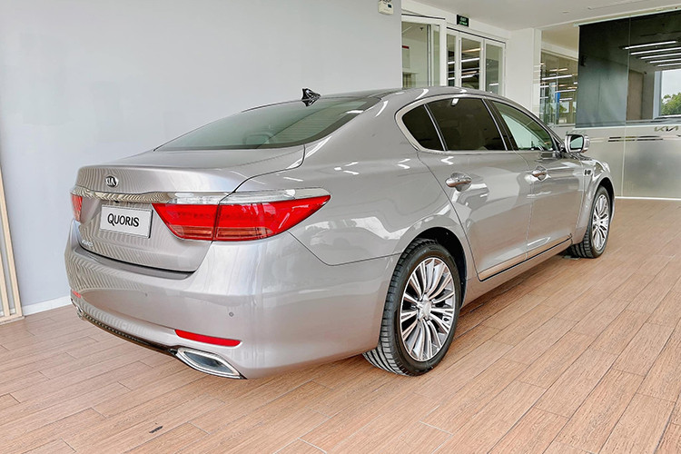 Kia Quoris hạng sang còn được biết đến với tên gọi Kia K9 (K900) là mẫu xe được định vị cạnh tranh với các đối thủ đình đám như Mercedes-Benz S-Class hay Lexus LS. Xe có kích thước 5.095 x 1.900 x 1.490mm và chiều dài cơ sở đạt 3.045mm.