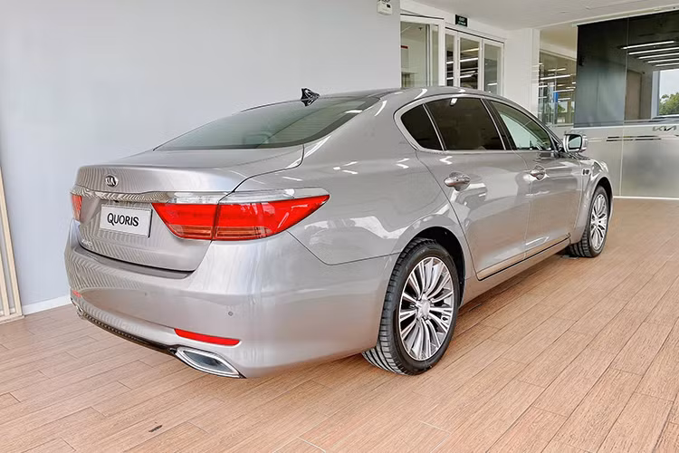 Kia Quoris hạng sang còn được biết đến với tên gọi Kia K9 (K900) là mẫu xe được định vị cạnh tranh với các đối thủ đình đám như Mercedes-Benz S-Class hay Lexus LS. Xe có kích thước 5.095 x 1.900 x 1.490mm và chiều dài cơ sở đạt 3.045mm.