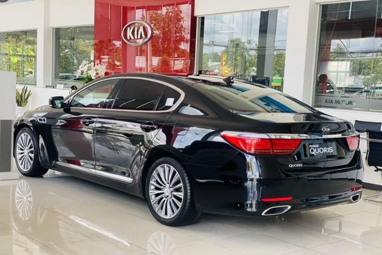 So với các mẫu xe Kia đời mới hiện nay, trang bị của Quoris vẫn thuộc hàng cao cấp và VIP nhất. Tuy nhiên, thiết kế nội thất thì đã có phần lỗi thời và không còn được nhiều người dùng xe sang hiện nay chú ý so với thời điểm cách đây 7 năm. 