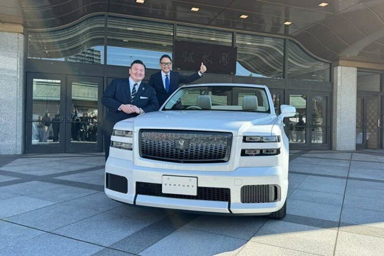 Vì dùng 2 mô-tơ điện trên 2 cầu nên xe có hệ dẫn động 4 bánh E-Four. Bên cạnh đó là hệ thống đánh lái cầu sau Dynamic Rear Steering và chế độ Rear Comfort giúp xe không bị giật khi dừng lại, tránh ảnh hưởng đến cảm giác thoải mái của hành khách phía sau.