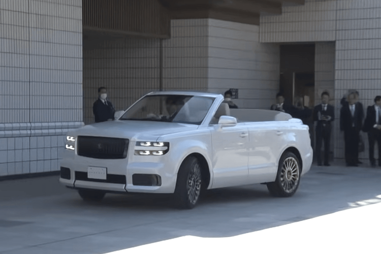 Mẫu SUV hạng sang được mệnh danh "Rolls-Royce Cullinan của Nhật Bản" sở hữu những trang bị nổi bật như hệ thống đèn LED trước/sau, vành 20-22 inch, bảng đồng hồ kỹ thuật số và màn hình cảm ứng trung tâm cùng có kích thước 12,3 inch.