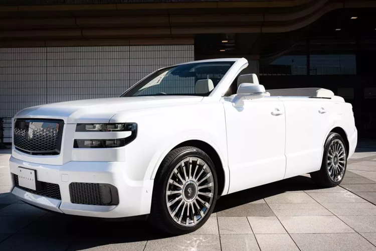 Thông qua hệ thống TaylorMade của Toyota, khách hàng có thể đặt mua Century với những chi tiết cá nhân hóa như cửa mở ngược giống Rolls-Royce, cửa lùa bên sườn như xe MPV hay thậm chí Toyota Century SUV bản mui trần.