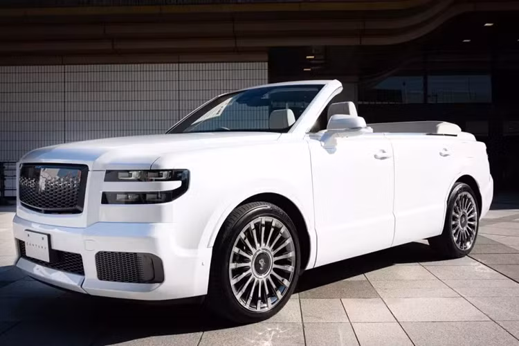 Thông qua hệ thống TaylorMade của Toyota, khách hàng có thể đặt mua Century với những chi tiết cá nhân hóa như cửa mở ngược giống Rolls-Royce, cửa lùa bên sườn như xe MPV hay thậm chí Toyota Century SUV bản mui trần.