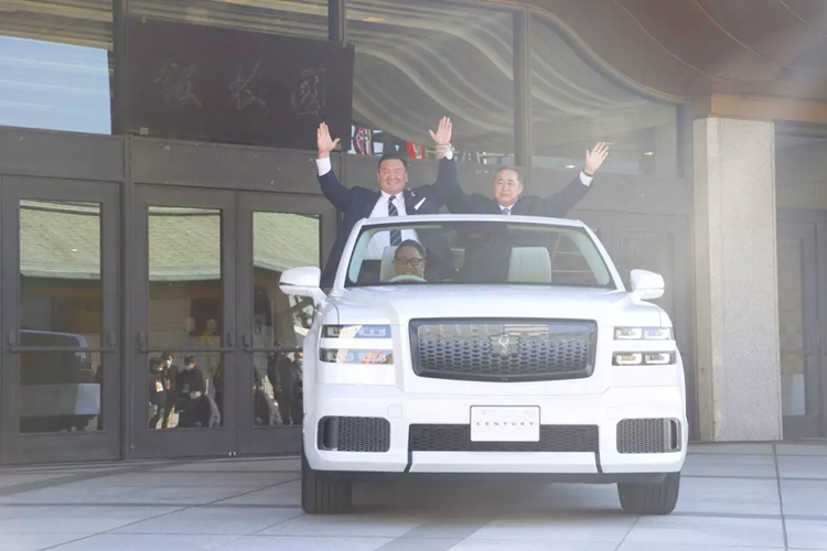 Để chứng minh khả năng của mình, hãng Toyota đã lặng lẽ vén màn phiên bản mui trần của Century tại giải vô địch Grand Sumo Tournament ở Nhật Bản.Chiếc SUV mui trần này được chế tạo theo yêu cầu đặc biệt của một tay đấu vật sumo đã nghỉ hưu.