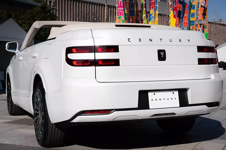 Nội thất của chiếc Toyota Century Convertible này mang đến nhiều khoảng duỗi chân cho hành khách phía sau. Ngoài ra, ghế sau được cải tiến thành ghế dài và nâng cao lên để các tay đấu vật sumo có thể quan sát cổ động viên bên ngoài xe.