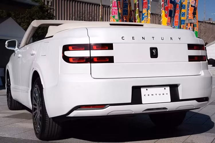 Nội thất của chiếc Toyota Century Convertible này mang đến nhiều khoảng duỗi chân cho hành khách phía sau. Ngoài ra, ghế sau được cải tiến thành ghế dài và nâng cao lên để các tay đấu vật sumo có thể quan sát cổ động viên bên ngoài xe.