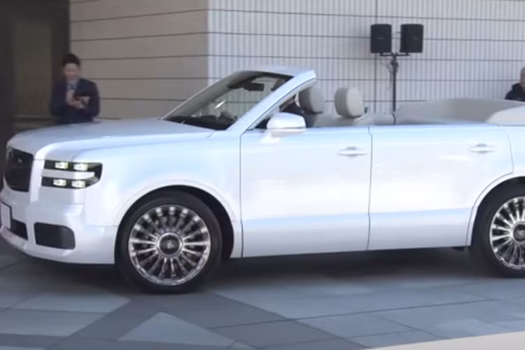 Hiện chưa có nhiều thông tin liên quan đến trang bị của chiếc Toyota Century Convertible này. Tuy nhiên, sẽ không bất ngờ nếu xe giữ lại phần lớn các trang bị như phiên bản mui cứng.