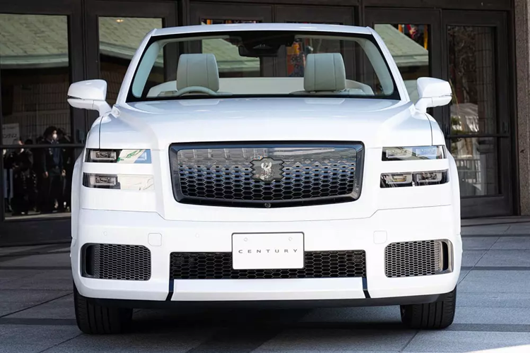 Không chỉ loại bỏ phần mui cứng, chiếc Toyota Century Convertible này còn được cải tiến cả không gian nội thất để phù hợp với vai trò xe diễu hành. Không gian nội thất bên trong xe có đủ chỗ cho các tay đấu vật sumo ngồi thoải mái trong khi thân vỏ và hệ thống treo đều được gia cố để phù hợp với trọng lượng của các hành khách.