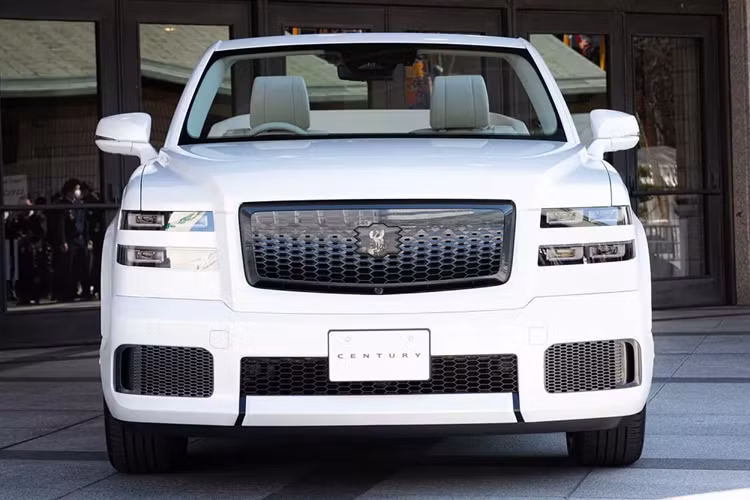 Không chỉ loại bỏ phần mui cứng, chiếc Toyota Century Convertible này còn được cải tiến cả không gian nội thất để phù hợp với vai trò xe diễu hành. Không gian nội thất bên trong xe có đủ chỗ cho các tay đấu vật sumo ngồi thoải mái trong khi thân vỏ và hệ thống treo đều được gia cố để phù hợp với trọng lượng của các hành khách.