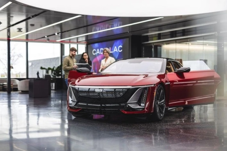 Đặc biệt phải kể đến mẫu Cadillac Celestiq chạy điện - đây được coi là mẫu sedan "quan trọng nhất lịch sử Cadillac". Celestiq sở hữu mức giá khá đắt đỏ, lên đến 340.000 USD (8,65 tỷ đồng). Khách hàng chỉ có thể mua xe thông qua hãng và có thể tùy biến chiếc xe theo sở thích riêng.