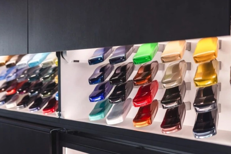 Bước tiếp theo, người dùng có thể chọn tiếp tục tùy biến xe online hoặc trực tiếp đến Cadillac House (Mỹ) để nghe các kỹ sư hay chuyên gia tư vấn trực tiếp.