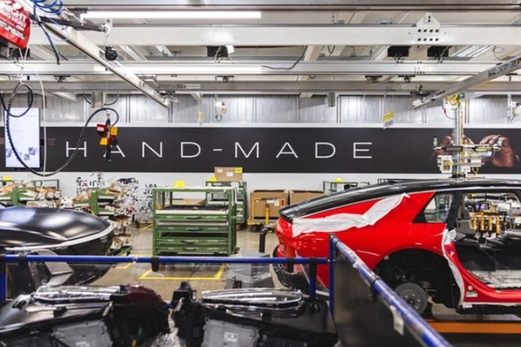 Về vấn đề chọn màu sắc xe hay nội thất. Bất cứ màu nào Cadillac cũng có thể chiều lòng khách hàng. Hơn hết, dù là chất liệu nào Cadillac cũng nhận tùy biến. Nếu muốn, người dùng có thể bọc da cả... sàn xe.