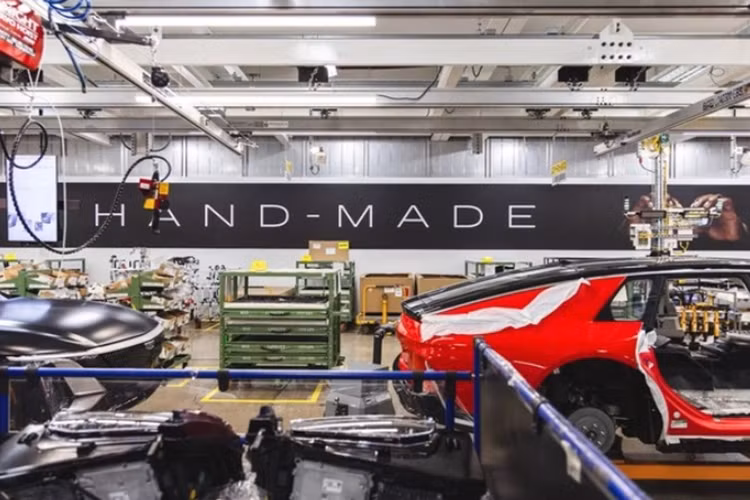 Về vấn đề chọn màu sắc xe hay nội thất. Bất cứ màu nào Cadillac cũng có thể chiều lòng khách hàng. Hơn hết, dù là chất liệu nào Cadillac cũng nhận tùy biến. Nếu muốn, người dùng có thể bọc da cả... sàn xe.