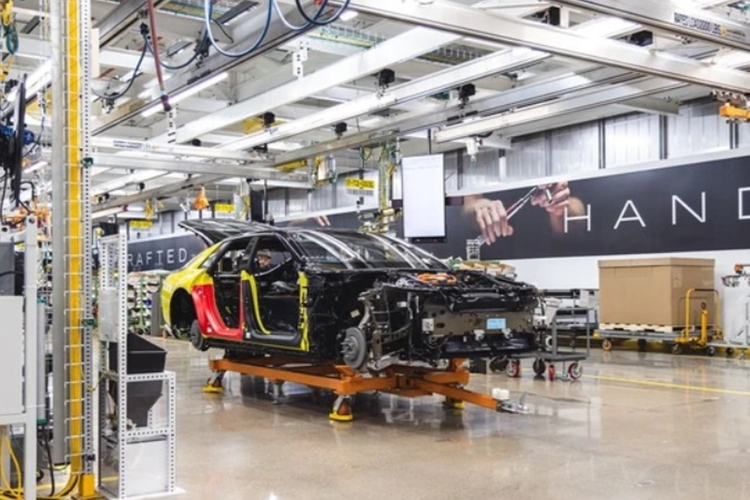 Họ cũng được tự tay sờ hay thậm chí có thể đề xuất cách chế tác/thiết kế chất liệu bọc lẫn trang trí ngay tại Cadillac House nhờ dàn công cụ đa dạng có sẵn tại đây.