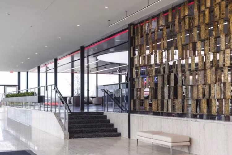 Ngoài việc được tận tay tùy biến xe, khách hàng cũng được đón tiếp như “thượng đế” và có thể nghỉ ngơi, thưởng thức đồ ăn, thức uống giữa các công đoạn tùy biến trước khi tiếp tục nhiệm vụ của mình.