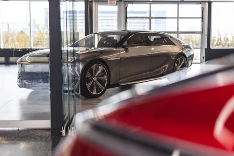 Sau khi tùy biến Cadillac Celestiq xong, người dùng cũng có thể đến Trung tâm Kỹ thuật Tech Center ngay cạnh đó để xem các công đoạn lắp ráp xe. Được biết, vì sự phức tạp của việc tùy biến, mỗi năm, Cadillac sẽ chỉ sản xuất khoảng 400 xe Celestiq.