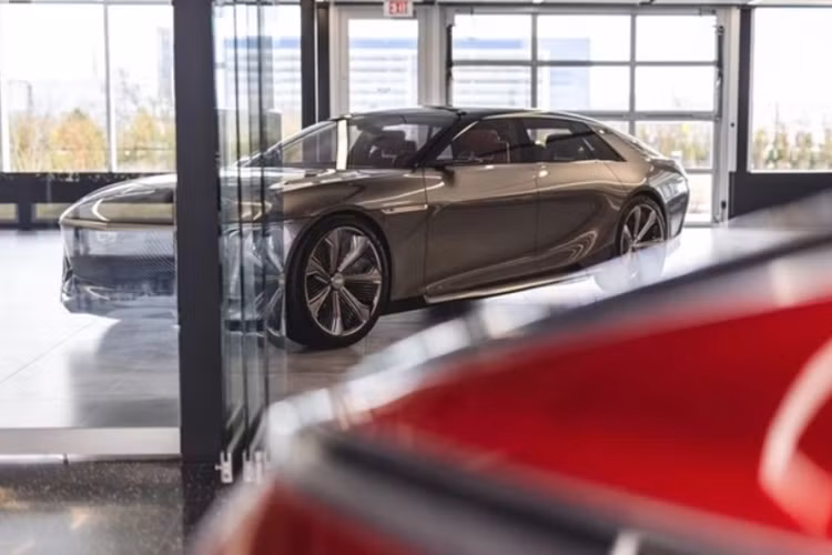 Sau khi tùy biến Cadillac Celestiq xong, người dùng cũng có thể đến Trung tâm Kỹ thuật Tech Center ngay cạnh đó để xem các công đoạn lắp ráp xe. Được biết, vì sự phức tạp của việc tùy biến, mỗi năm, Cadillac sẽ chỉ sản xuất khoảng 400 xe Celestiq.