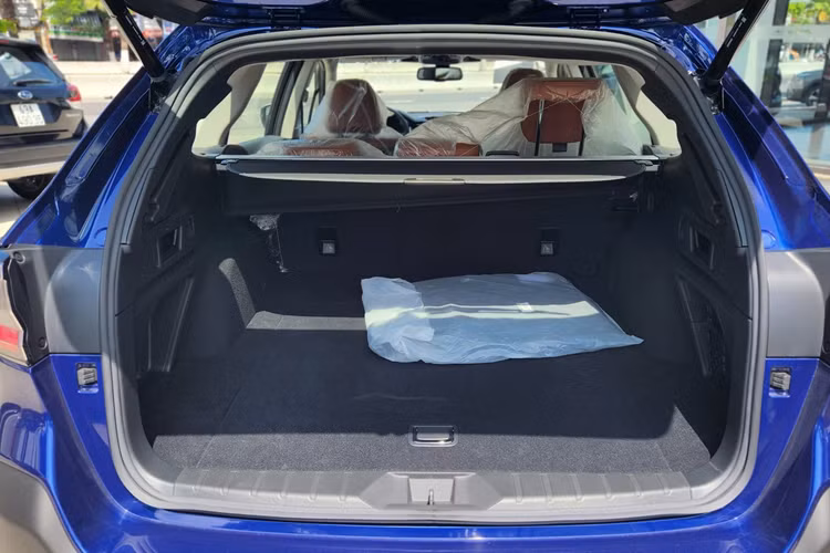 Subaru Outback tại Việt Nam đã được nâng cấp nhẹ vào hồi tháng 4/2023 với những thay đổi như cổng USB Type C, màn hình thông tin giải trí với giao diện mới, hỗ trợ kết nối Apple CarPlay/Android Auto và hệ thống lái X-Mode với tính năng tự động khôi phục Auto Restore. 