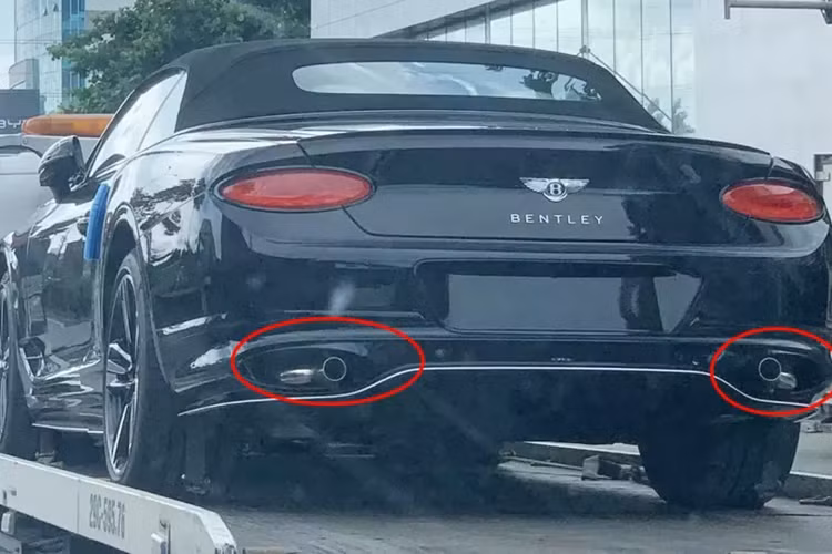 Hình ảnh cho cư dân mạng chia sẻ cho thấy, chiếc xe siêu sang Bentley Continental GTC S V8 này thuộc phiên bản Continental GTC S V8, với điểm nhấn là các chụp ống xả kép của xe đã được tháo ra, rất có thể là để tiện cho việc đăng kiểm khí thải.