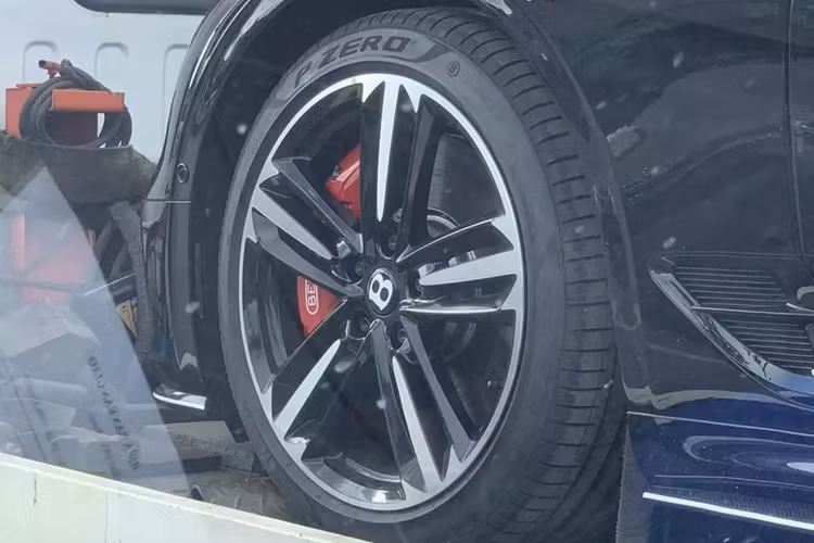 Ngoại thất chiếc xe siêu sang Bentley Continental GTC S V8 Vietnam Skyline Edition được sơn màu đen Onyx, tạo điểm nhấn cho xe là bộ la-zăng có kích thước 21 inch, thiết kế 5 chấu với điểm nhấn sơn 2 màu tương phản là bạc và đen cùng với đó là việc bên trong là cùm phanh sơn đỏ.