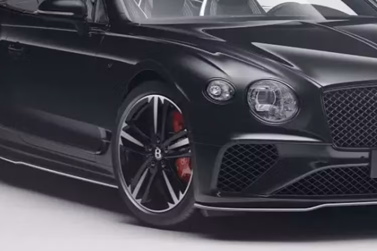 Phần còn lại của nội thất chiếc Bentley Continental GTC S V8 này không có gì thay đổi so với xe tiêu chuẩn, ghế là sự kết hợp của chỉ thêu tương phản tạo hình kim cương, màn hình xoay 3 chiều và dàn âm thanh Naim for Bentley và không gian nội thất được tùy biến theo tâm trạng chủ nhân bằng hệ thống đèn viền Ambient Light đa sắc màu.