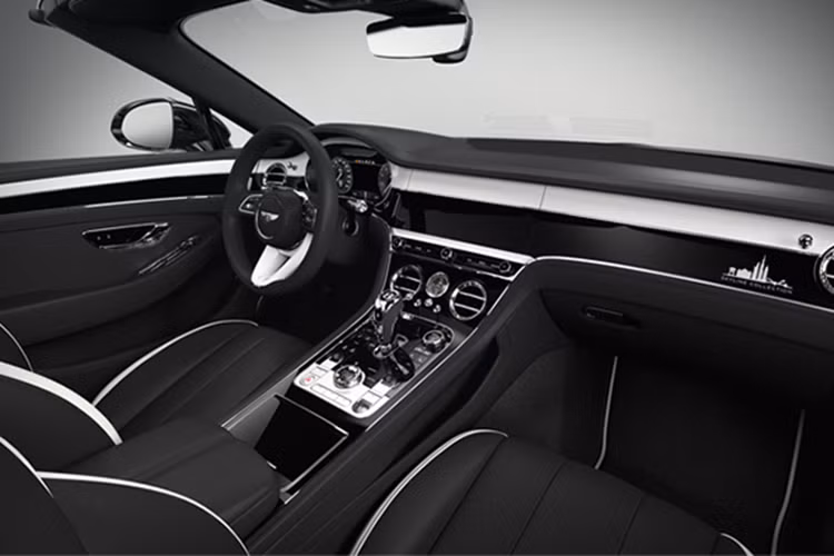 Chưa hết, chiếc xe siêu sang mui trần độc bản này còn có gói độ Mulliner mang đến các chi tiết độc đáo ở cản trước, bên hông và cản sau.