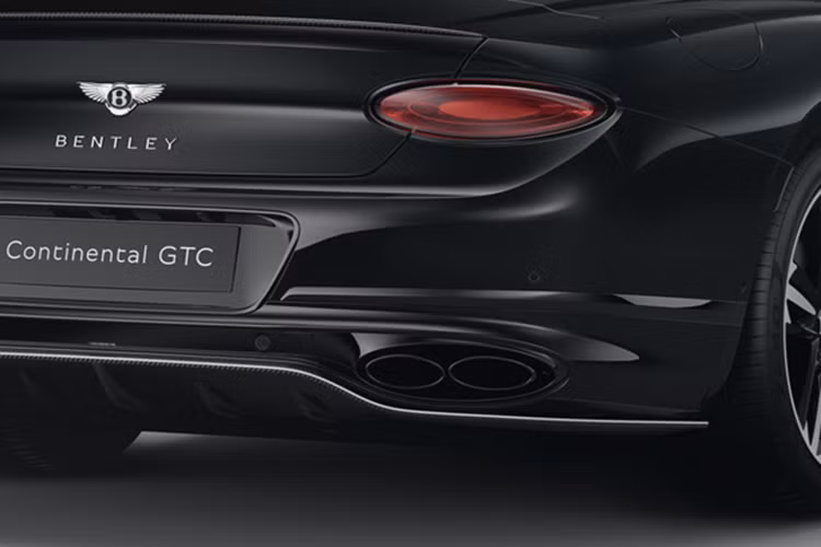 "Trái tim” của chiếc xe siêu sang mui trần Bentley Continental GTC S V8 là động cơ V8 cho công suất tối đa 542 mã lực, mô-men xoắn 770 Nm, xe có thể dễ dàng tăng tốc từ vị trí xuất phát đến 100 km/h chỉ trong 4 giây, trước khi đạt tốc độ tối đa 318 km/h.