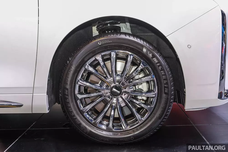 Wey 80 không được thiết kế theo phong cách xe minivan truyền thống như Volkswagen Viloran. Thay vào đó, xe mang trên mình thiết kế tương tự Toyota Alphard và GAC M8. Điều này được thể hiện rõ qua khu vực đầu xe với lưới tản nhiệt cỡ lớn, đi kèm các nan mạ crôm nằm dọc tạo hình thác nước.