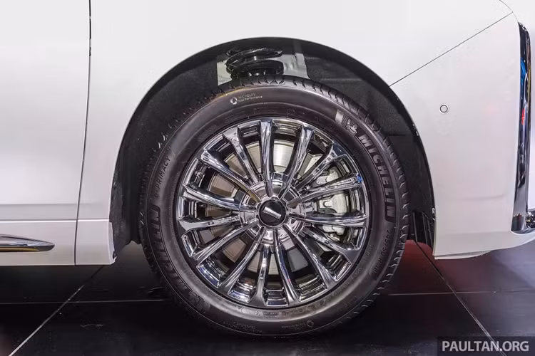 Wey 80 không được thiết kế theo phong cách xe minivan truyền thống như Volkswagen Viloran. Thay vào đó, xe mang trên mình thiết kế tương tự Toyota Alphard và GAC M8. Điều này được thể hiện rõ qua khu vực đầu xe với lưới tản nhiệt cỡ lớn, đi kèm các nan mạ crôm nằm dọc tạo hình thác nước.