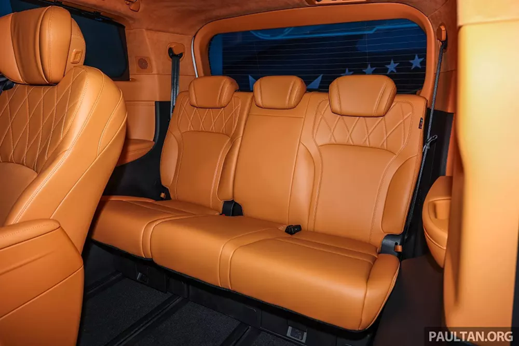 Bên cạnh đó là những chi tiết mạ crôm trên cản sau, cửa cốp và sườn xe nhằm tạo điểm nhấn cho mẫu MPV này. Bên trong Wey 80 là không gian nội thất 3 hàng ghế với 7 chỗ ngồi rộng rãi. Hàng ghế sau của xe đương nhiên đi kèm 2 ghế thương gia tách rời và bàn gấp tích hợp vào lưng ghế trước.