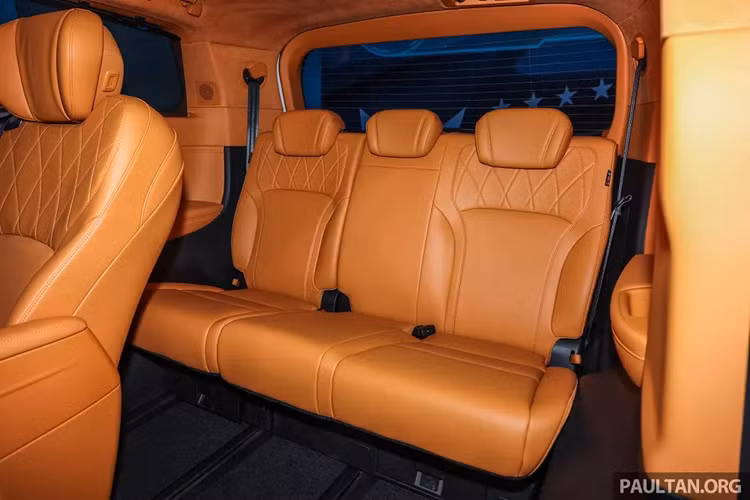 Bên cạnh đó là những chi tiết mạ crôm trên cản sau, cửa cốp và sườn xe nhằm tạo điểm nhấn cho mẫu MPV này. Bên trong Wey 80 là không gian nội thất 3 hàng ghế với 7 chỗ ngồi rộng rãi. Hàng ghế sau của xe đương nhiên đi kèm 2 ghế thương gia tách rời và bàn gấp tích hợp vào lưng ghế trước.