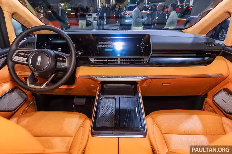 Trong khi đó, các cột bên sườn được sơn đen nhằm tạo hiệu ứng nóc lơ lửng. Ngoài ra, xe còn có bộ vành hợp kim 18 inch với thiết kế đa chấu và mạ crôm sang trọng. Ở khu vực phía sau, Wey 80 gây ấn tượng bằng đèn hậu nằm dọc cỡ lớn, nối liền hai bên bằng dải đèn nằm vắt ngang cửa cốp.